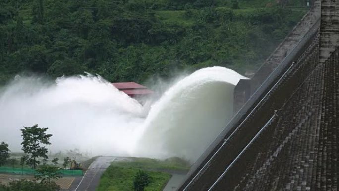 4k，水从大坝流出。
