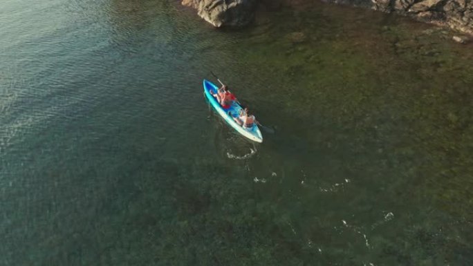 夫妇在地中海沿岸划皮划艇的慢动作视频