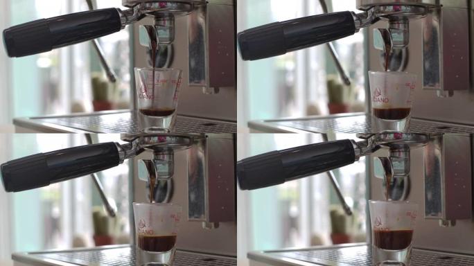 浓缩咖啡机将咖啡倒入玻璃杯中，制成浓缩咖啡和卡布奇诺咖啡