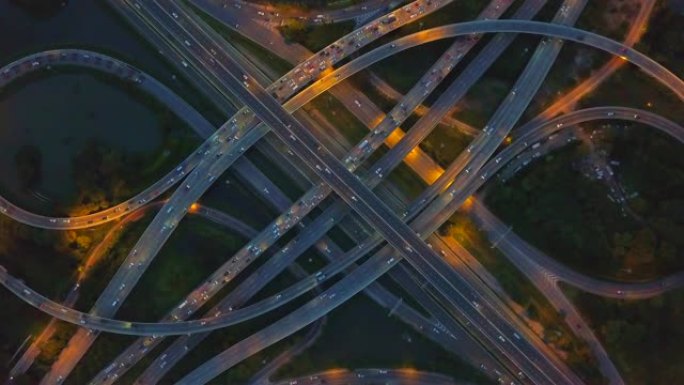 夜间十字路口细节中的高速公路，高速公路和高速公路的俯视图