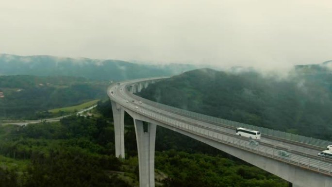 薄雾中的高架桥上的空中交通