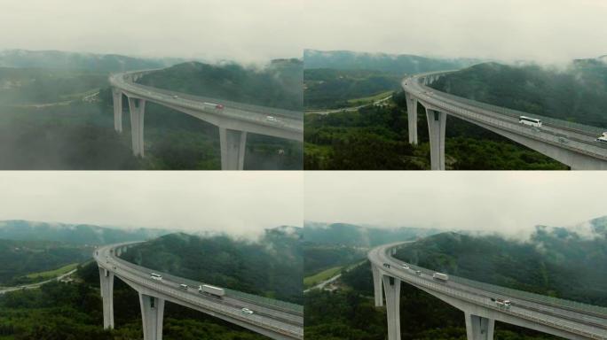 薄雾中的高架桥上的空中交通