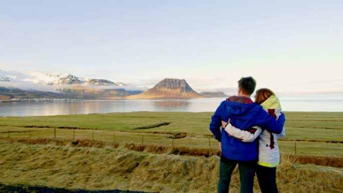 WS深情的夫妇享受冰岛偏远的山景