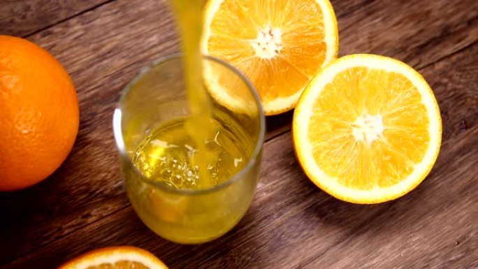 健康的橙汁倒入杯中