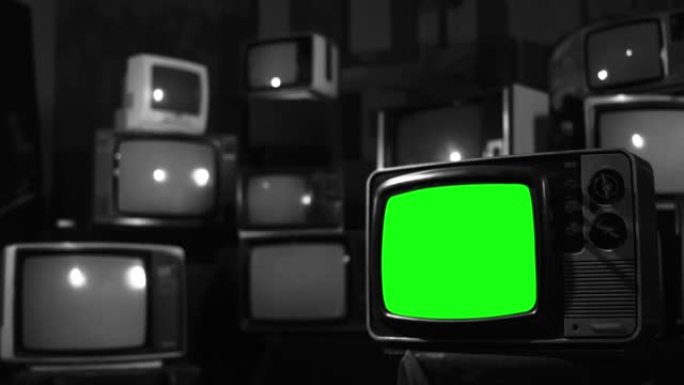 复古电视墙上有绿色屏幕的古董电视机。黑白色调。