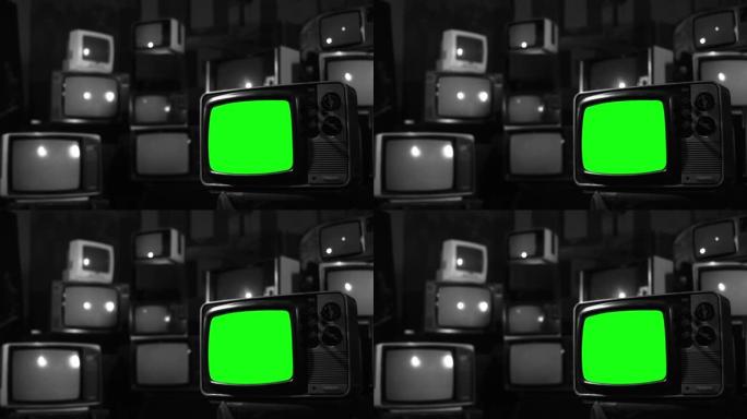 复古电视墙上有绿色屏幕的古董电视机。黑白色调。