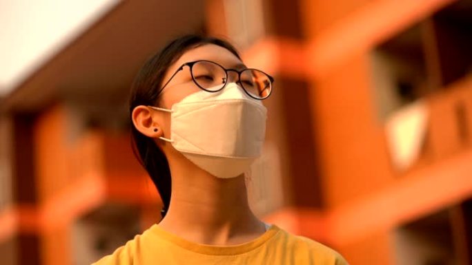 亚洲妇女环顾空气污染地区对环境感到绝望