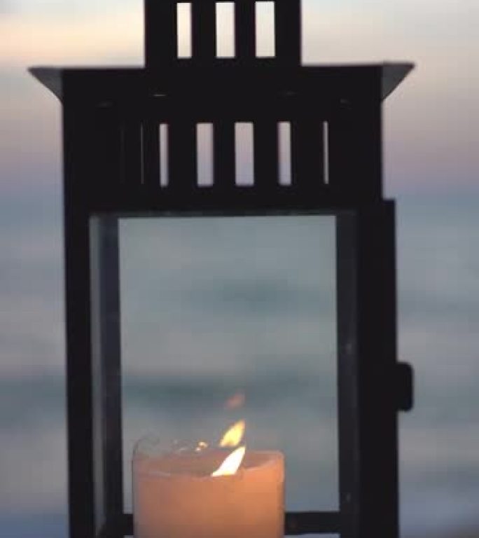 黄昏天空海滩上的垂直灯笼