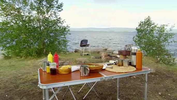 湖岸的野餐桌和烤架