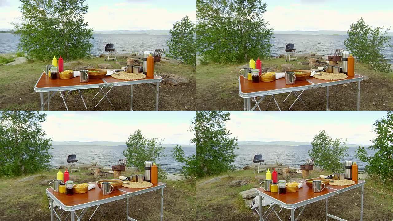 湖岸的野餐桌和烤架