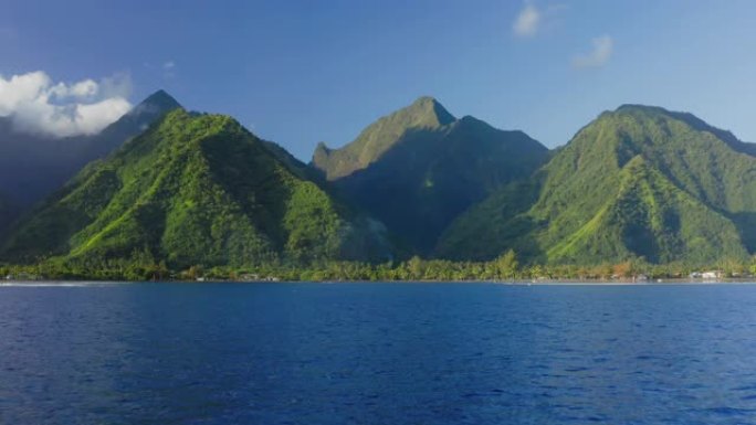 令人惊叹的郁郁葱葱的丛林岛的空中拍摄