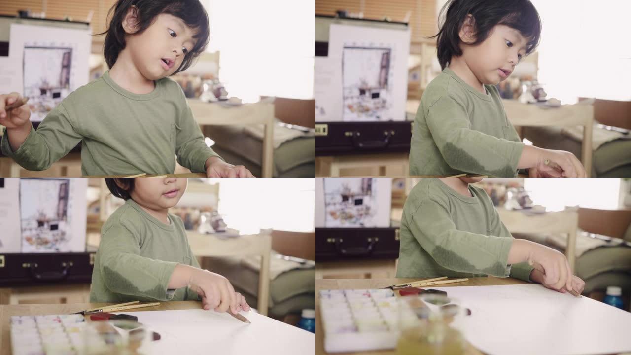 小男孩在家和妈妈一起画水彩画。