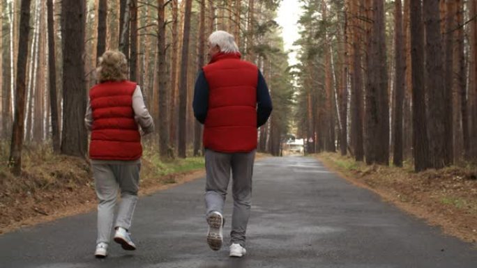活跃的老年男女在户外跑步