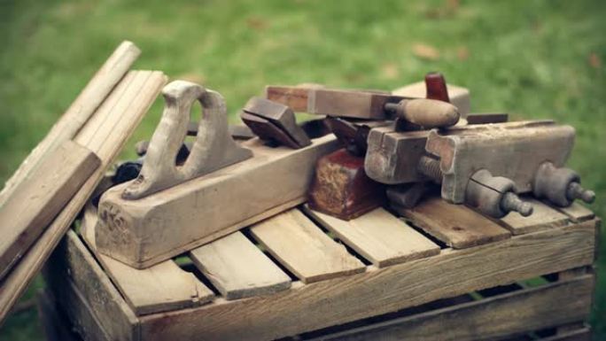 旧木工工具。后院。