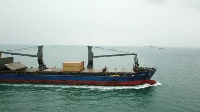 货物集装箱船移出集装箱港口的鸟瞰图，出口