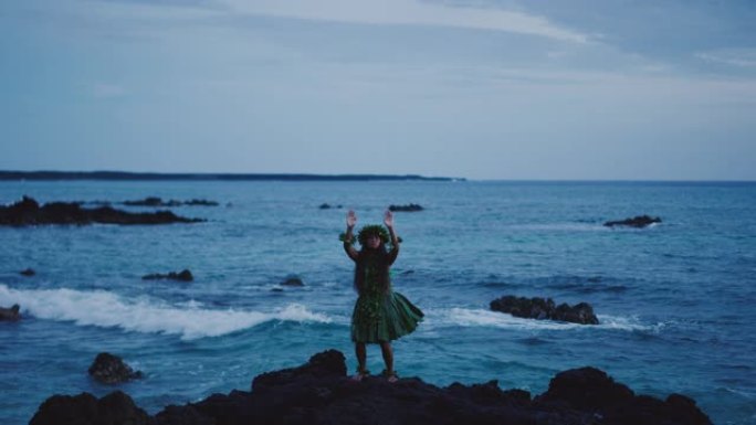 女人在海边表演传统的夏威夷草裙舞