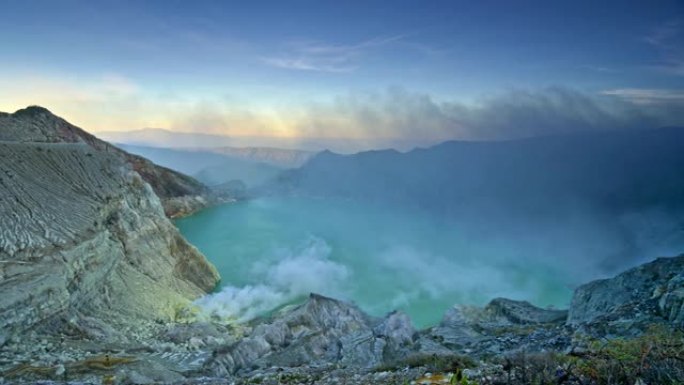 印度尼西亚东爪哇省Ijen火山综合体的一座火山冒烟的全景照片。4K, UHD