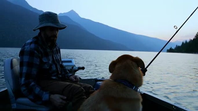 渔夫带着他的狗在4k河里钓鱼