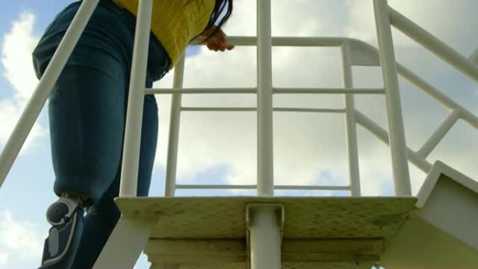 公园4k中残疾妇女爬梯的低角度视图