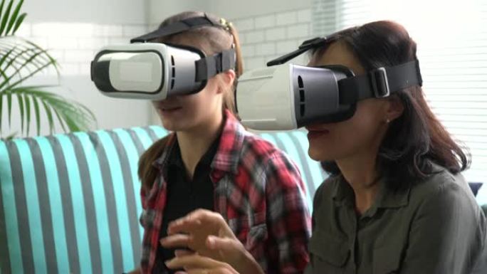 两人戴VR眼镜在家
