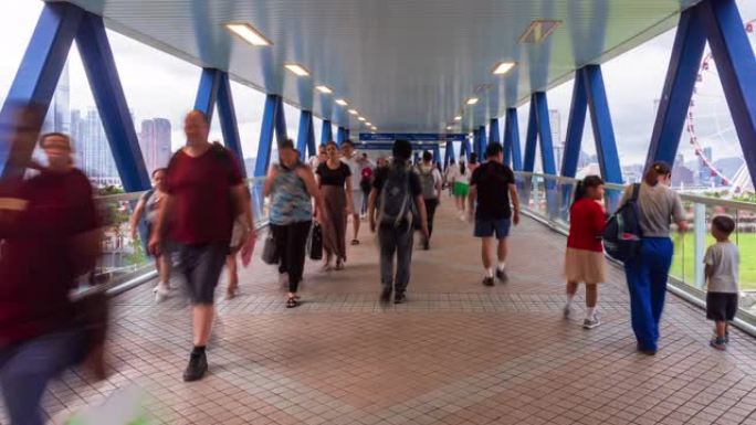 香港天桥上行走的面目全非的人挤满了4k时间流逝