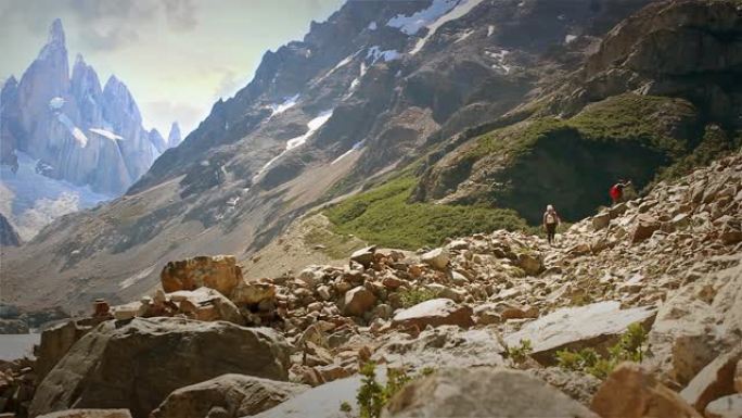 夫妇在阿根廷埃尔查尔滕的塞罗托雷攀登。