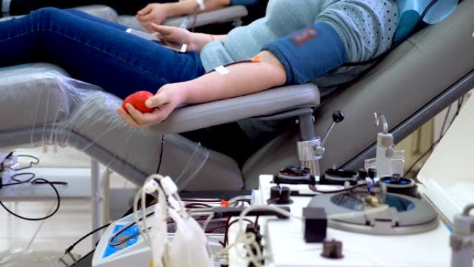 捐赠者坐在输血中心的椅子上时使用设备。