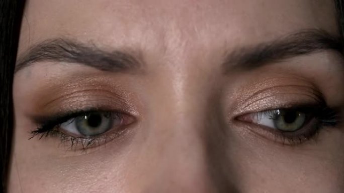 一双女性的眼睛转动眼珠眼球特写展示