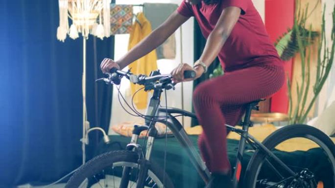 检疫的一位非洲女士正在使用Exercycle