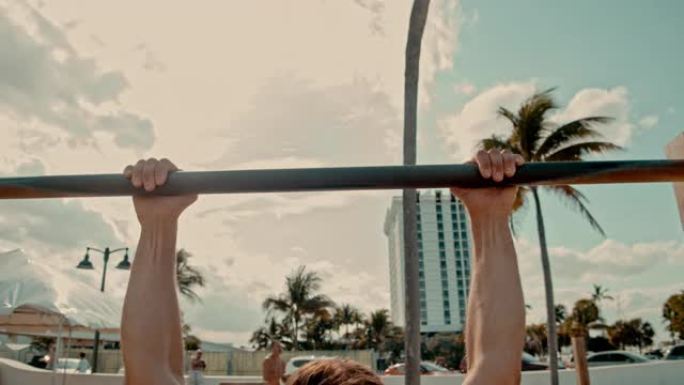 Fit女士在美国佛罗里达州迈阿密迈阿密海滩阳光海滩的酒吧做俯卧撑