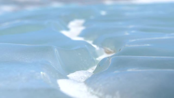 宏观: 冰冻的亚伯拉罕湖在冬天的阳光下闪烁的详细照片。