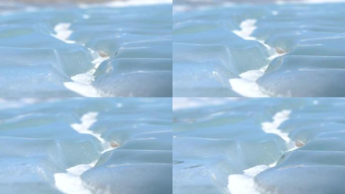 宏观: 冰冻的亚伯拉罕湖在冬天的阳光下闪烁的详细照片。
