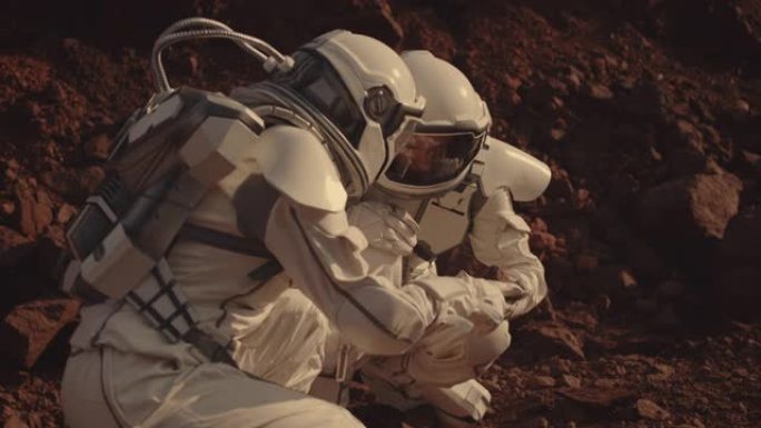 宇航员在火星上收集岩石样本