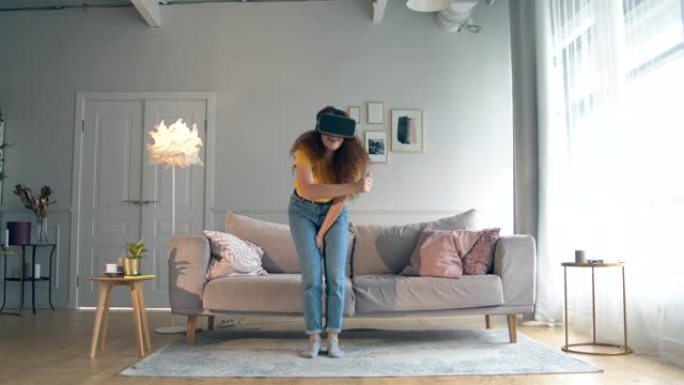 客厅，一名年轻女子戴着VR眼镜。智能家居概念。