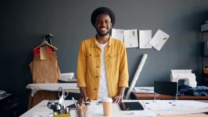 英俊的非洲裔美国设计师站在工作中微笑的肖像