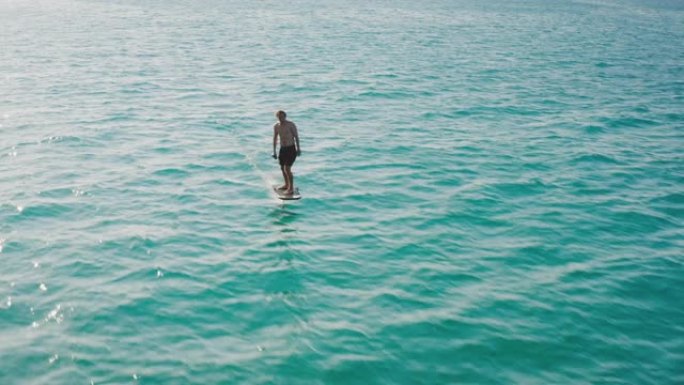 在海上默默飞翔滑板海面海水海浪