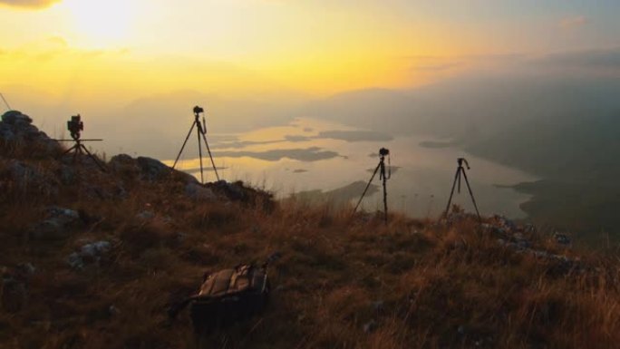 WS日落时在Ramsko湖上方的山顶上拍摄设备