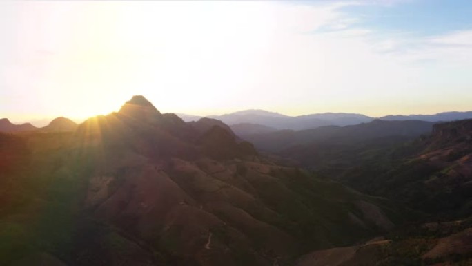 山脉的鸟瞰图朝阳傍晚夕阳清晨清早