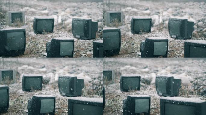 垃圾场浪费的电视上正在下雪