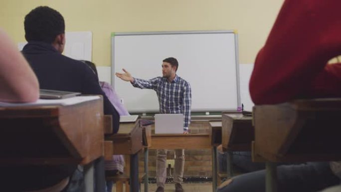 老师在高中班讲话