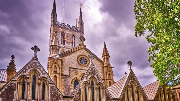 著名的Southwalk大教堂位于紫色的暴风雨天空和树叶前。自然背景。和平的环境。暴风雨前安静。英国