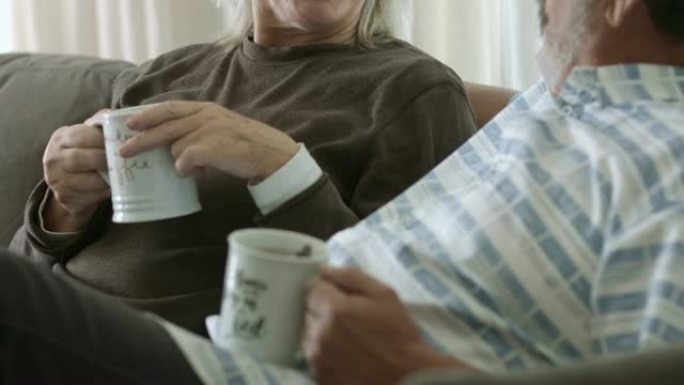 老年夫妇在家喝咖啡时放松的倾斜电影视频