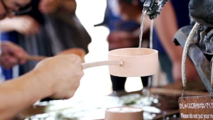 SLO MO游客用传统的日本方式洗手