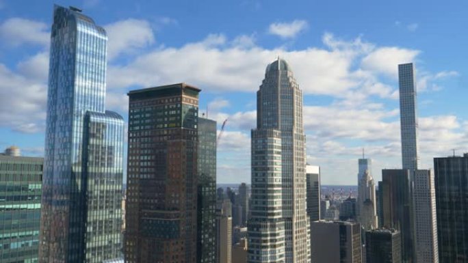 阳光明媚的日子，曼哈顿现代玻璃摩天大楼的壮丽景色。
