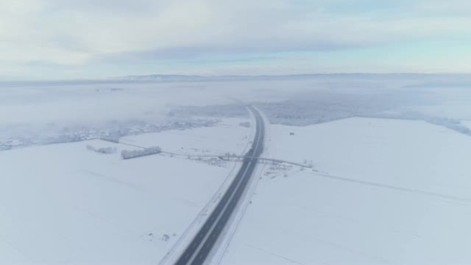 WS鸟瞰图高速公路周围积雪覆盖的领域