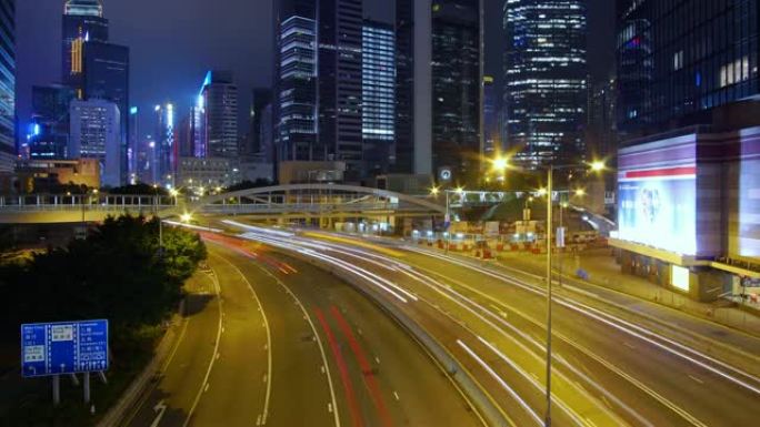 (向上倾斜) 夜间交通延时和香港摩天大楼的城市景观。