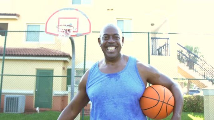 室外篮球场上的成熟非裔美国人