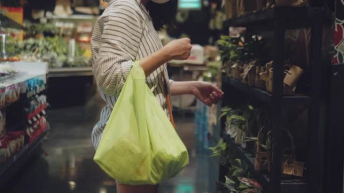 亚洲女性用免费塑料食品袋购物。