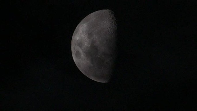夜晚有云的月亮月球光影黑暗中