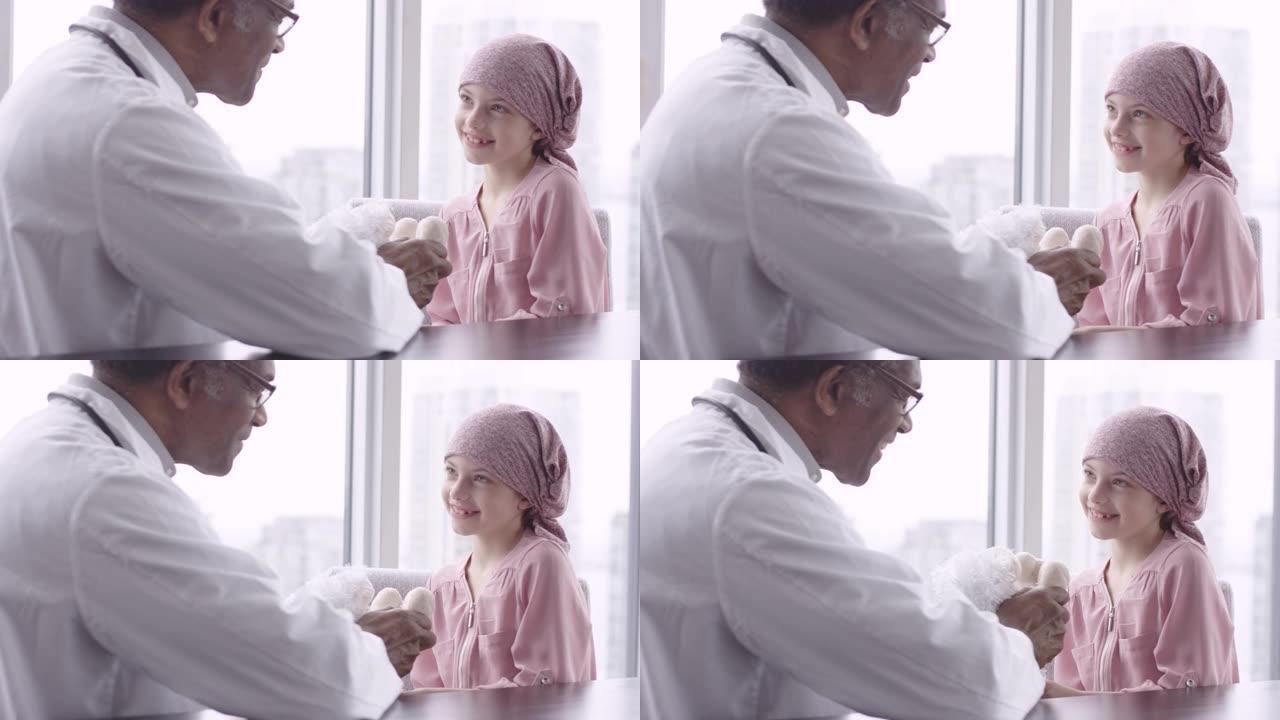 善良的医生与患有癌症的儿童患者一起玩